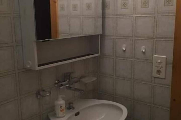 Ganze Wohnung, Komfortables Studio für 2-4 Personen :  Wohnraum mit 1 Sofabett (1.40 x 1.90m) und 2 Schrankbetten - in Grimentz, Anniviers