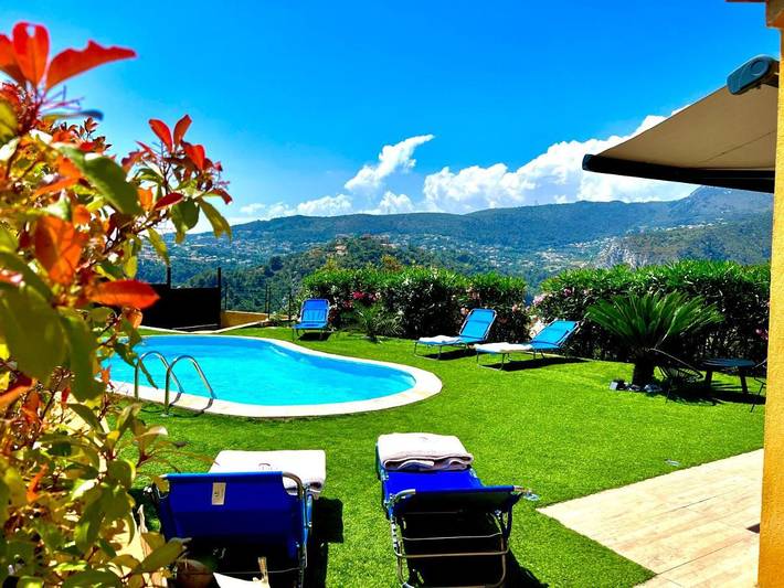 Location de vacances pour 7 personnes, avec Terrasse et Jardin ainsi que Piscine et Vue à Saint-André-de-la-Roche