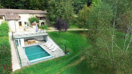 Gîte pour 6 personnes, avec jacuzzi et terrasse ainsi que piscine et jardin à Latronquière