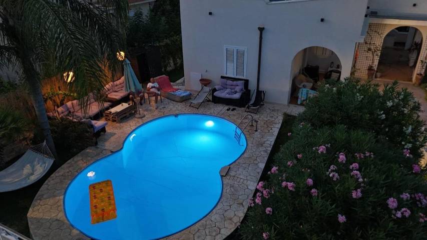 Ferienhaus für 8 Personen, mit Terrasse und Garten sowie Pool und Ausblick in Punta Milocca
