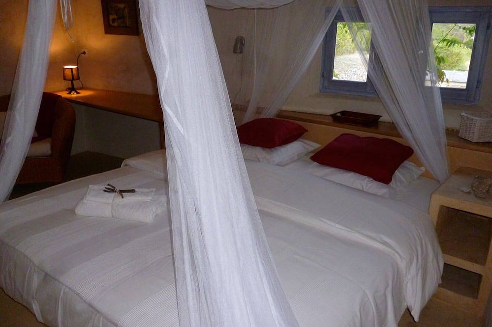 Provence villa quiet private pool large garden near pretty village 6 pers. in Claviers, Draguignan region