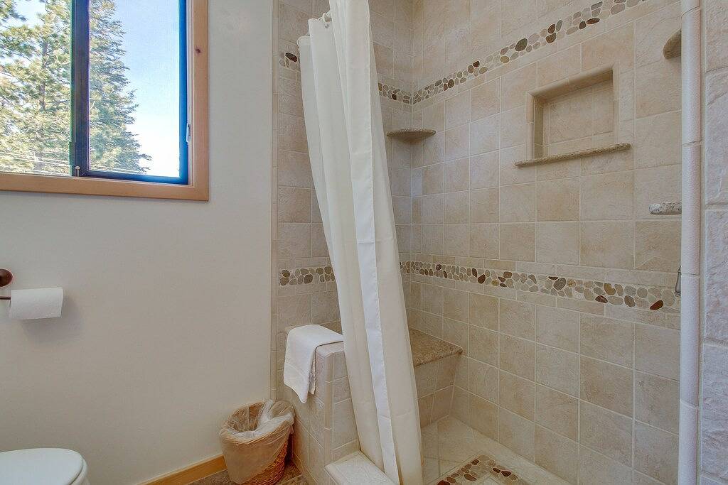 Ganze Wohnung, Waldblick Eigentumswohnung w / Deck, gemeinsamer Whirlpool / saisonale Pool - Schritte zum Dorf! in Mammoth Lakes, Mammoth Mountain