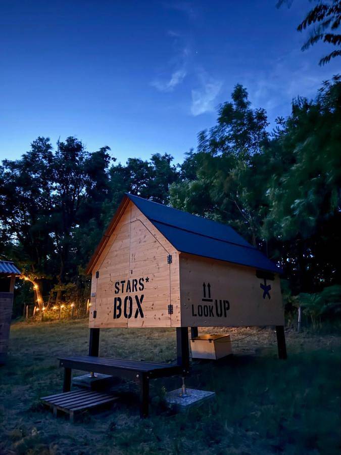 Glamping per 2 persone, con panorama e piscina nonché giardino, con animali domestici in Langhe