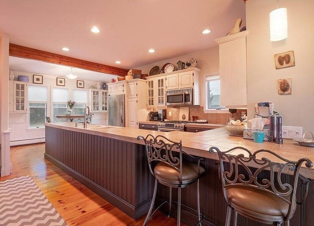 Quintessential waterfront home with over 400 feet of private sandy beach. in Washington County (Maine)