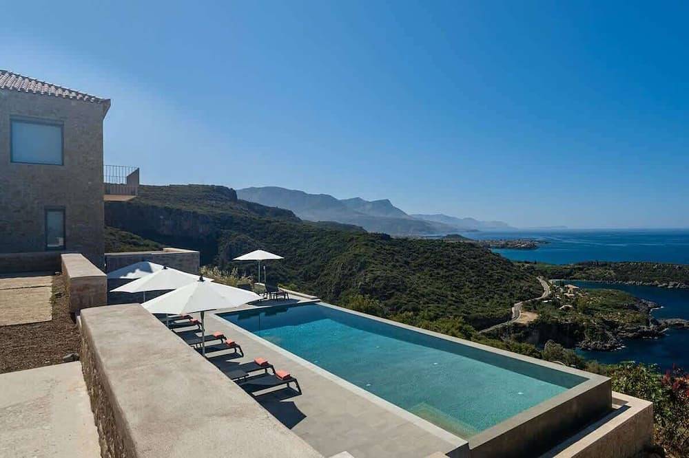 Hilltop Sea-View Retreat • Pool & 4 En-suite Brs in Kardamyli, Messenien