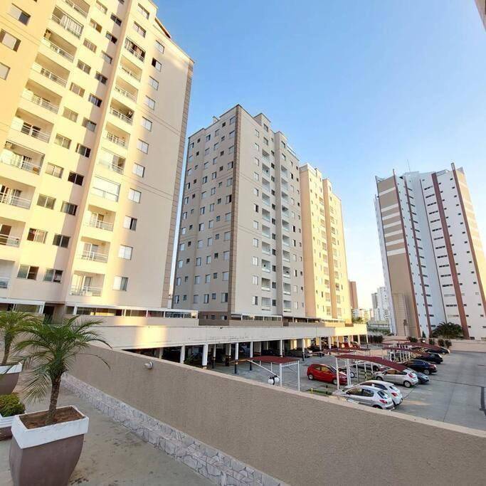 Casas e apartamentos de temporada para 4 pessoas, com jardim e piscina infantil em Taubaté