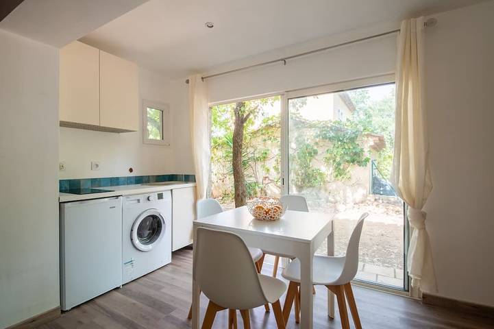 Ganze Wohnung, Studio with swimming pool in quiet location near golf courses and nature park, Sophia technology park in Valbonne, Mittelmeerküste (Frankreich)