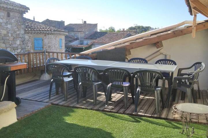 Location de vacances pour 14 personnes, avec terrasse et jacuzzi à Saint-Jean-de-Ceyrargues