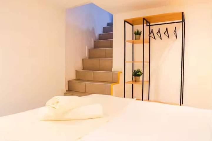 Ganze Wohnung, Air-conditioned cocooning room and terrace 5-minute walk from town center in Valence, Valence und Umgebung