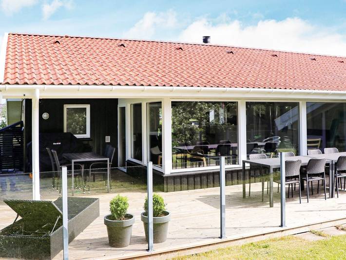 Feriehus for 14 personer, Jacuzzi og Terrasse i tillegg til Hage og Badebasseng i Lønstrup