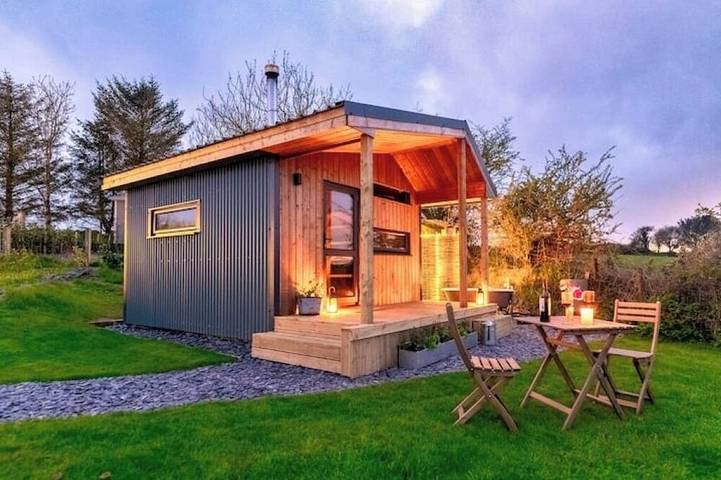 Log cabin for 2 people, with hot tub and terrace, with pets in Cornwall