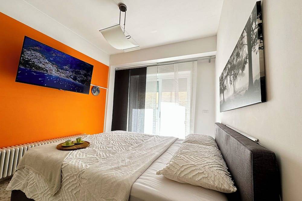 Entire apartment, Sea View Paradise: 2-Bed Coastal Retreat in Terracina, Agro Pontino