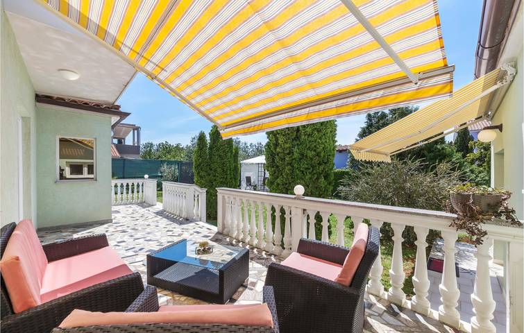 Ganze Ferienwohnung, Gemütliche Ferienwohnung in der Nähe des Flughafens Pula mit Terrasse und guter Anbindung an die Küste in Valtura, Südküste Istrien