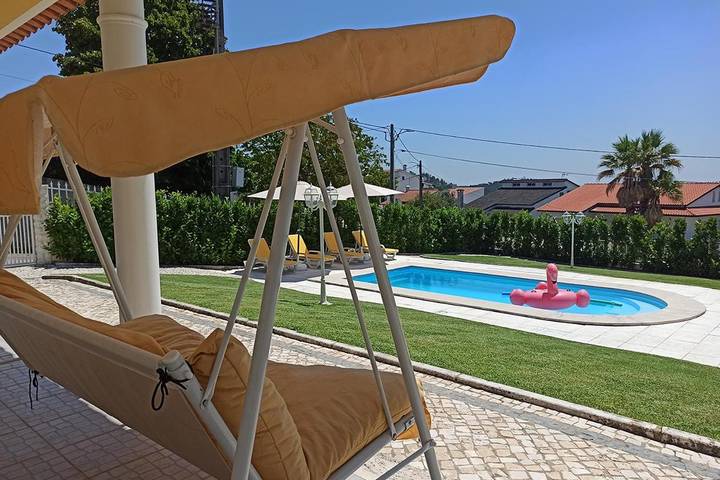 Location de vacances pour 12 personnes, avec vue ainsi que piscine et jardin, animaux acceptés dans Ourém - 4