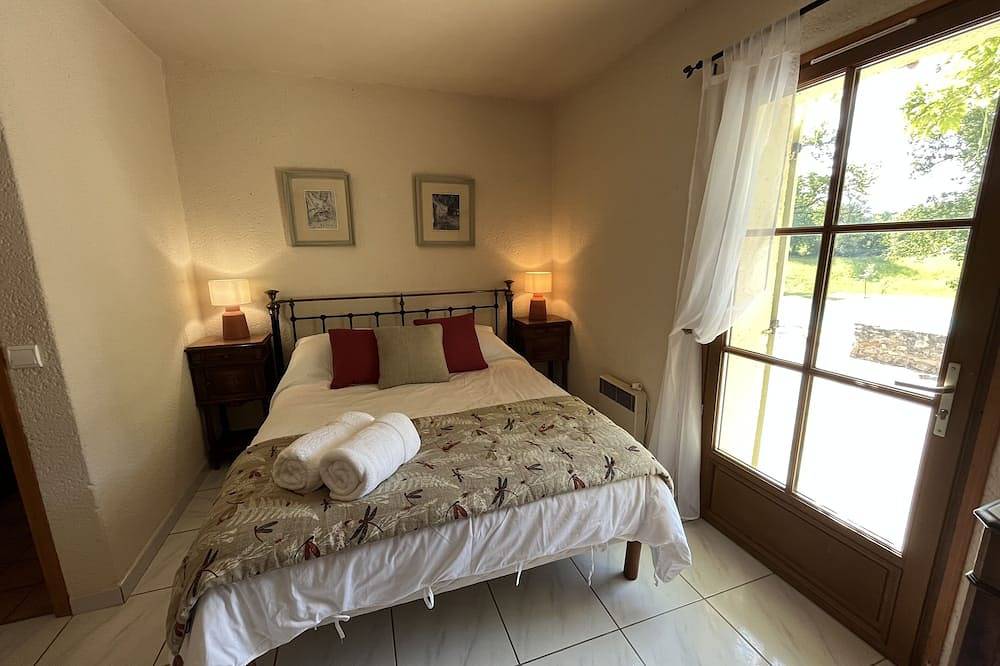 Hideaway Gite nestled under a magnificent 12th C. Chateau in beautiful Perigord in Biron, Périgord Pourpre