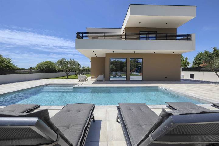 Villa für 6 Personen, mit Pool und Balkon, kinderfreundlich - 1