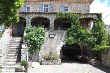 Gîte pour 12 personnes, avec piscine et jardin à Lussan