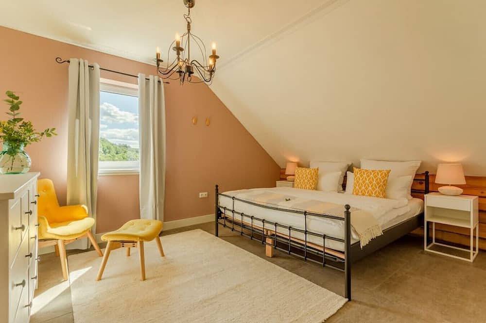 Spacious Home Sauna, Hot Tub, Pool, Patio, Bbq in Hohenfels-Essingen, Vulkaneifel