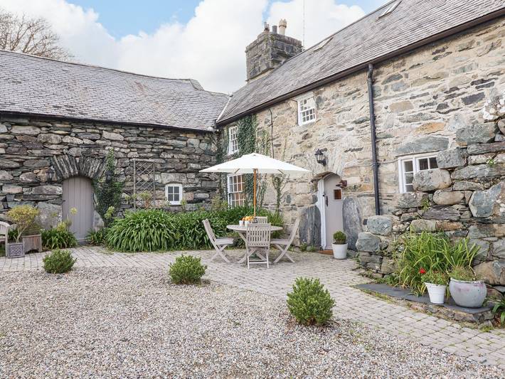 Glamping for 4 people, with garden in Gwynedd