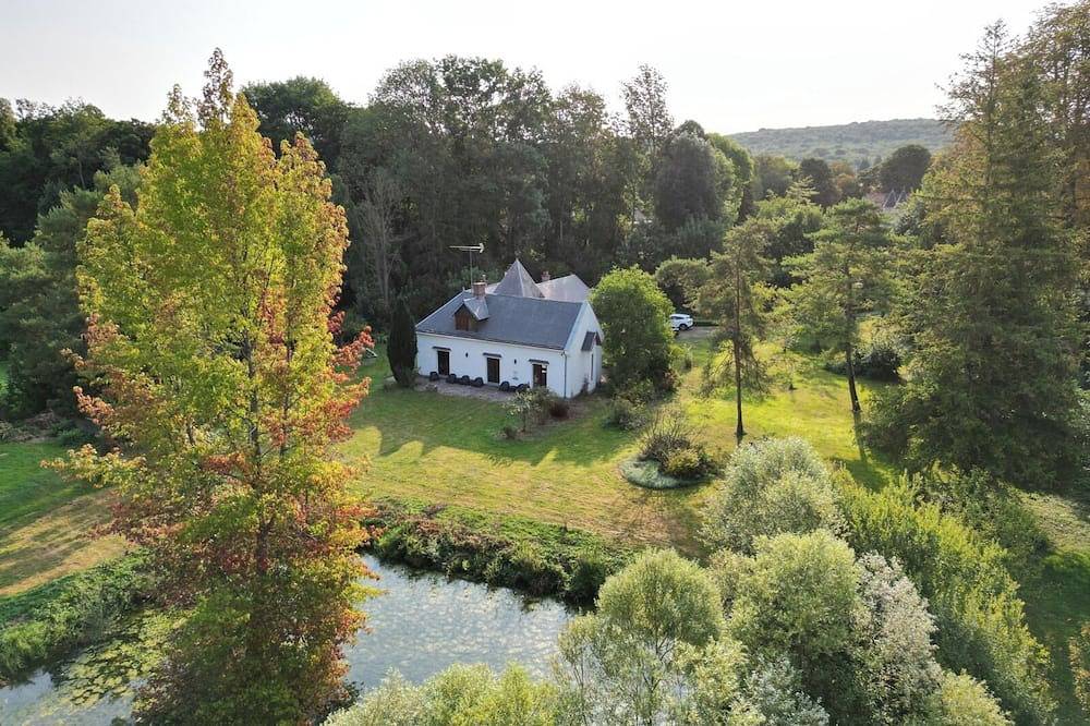 Grande maison de 7 chambres à 1h de Paris, avec étang et proche Rer C in Morigny-Champigny, Essonne