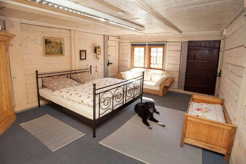 Der historische Vogtshof - romantischer eingezäunter Garten, denkmalgeschützt in Rottweil, Mittlerer Schwarzwald