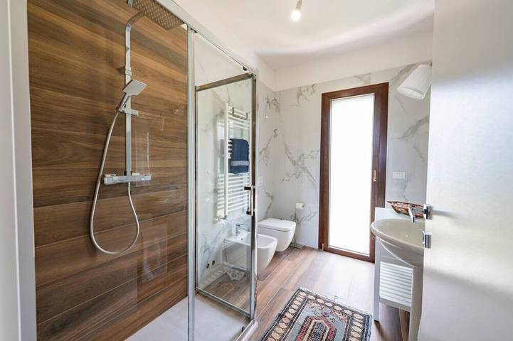 Spacious and charming 90-square-meter villa with a large garden of approximately 200 square meters equipped with a barbecue, perfect for five people and four-legged friends.The property is located in a very quiet area of ​​Montesilvano, perfect for e in Montesilvano, Pescara Provinz