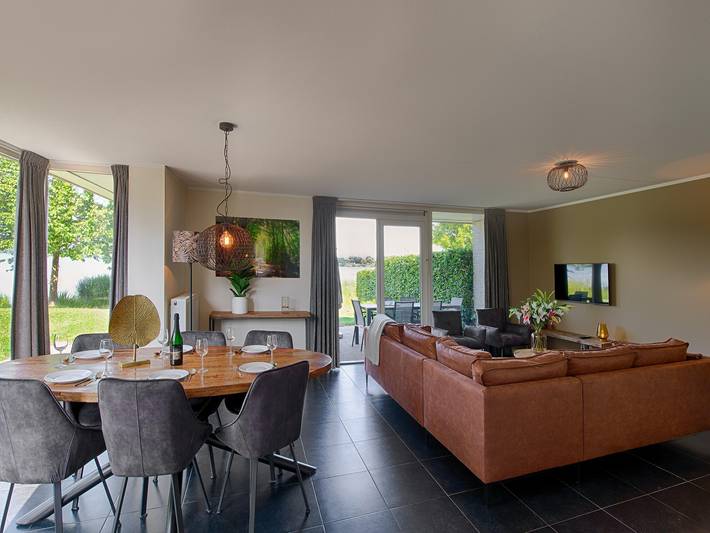 Villa in Maaspark mit Seeblick in Limburg (Niederlande)