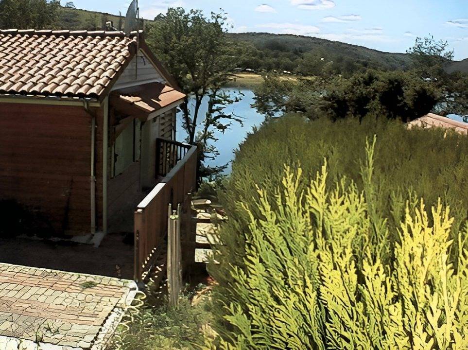 Appart 1er étage au bord du lac de Saint-Étienne-Cantalès in Lacapelle-Viescamp, Région d'Aurillac
