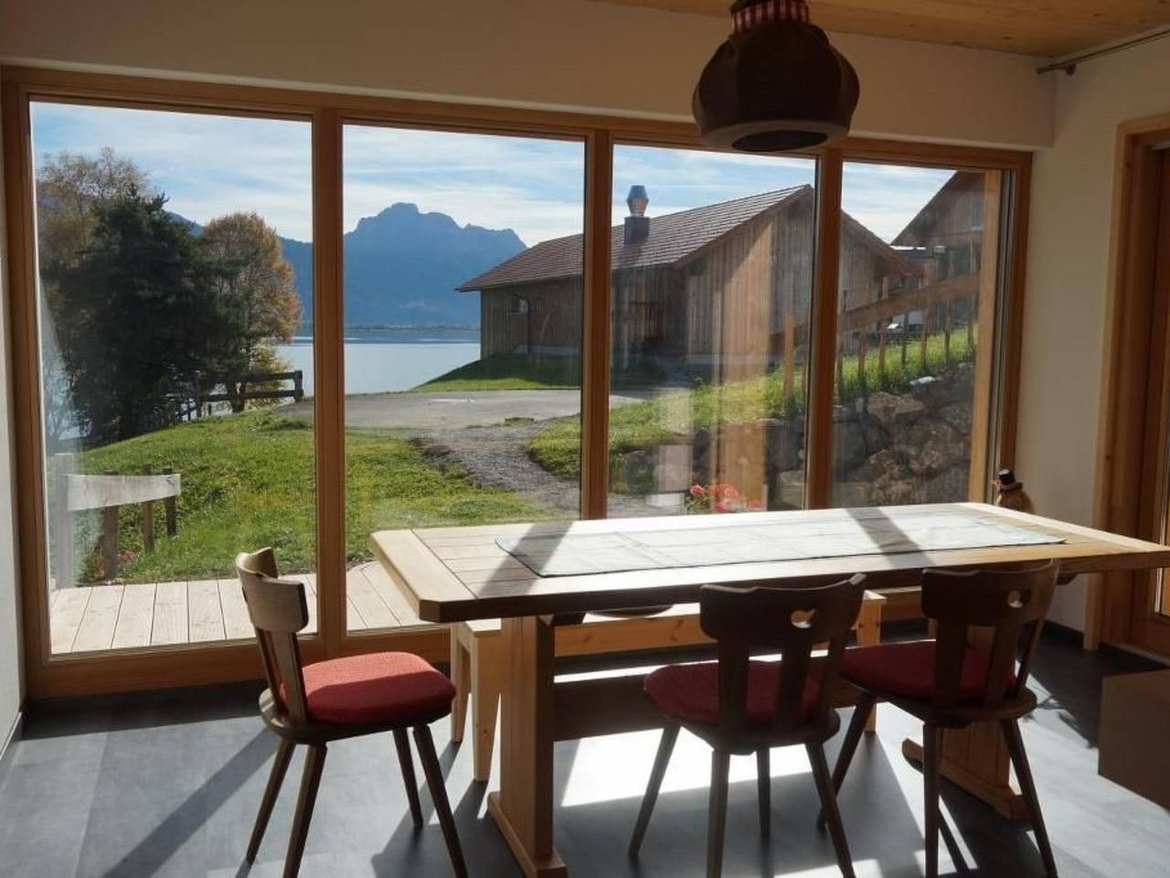 Landgut mit Blick auf das Wasser in Rieden, Bayerisch Schwaben