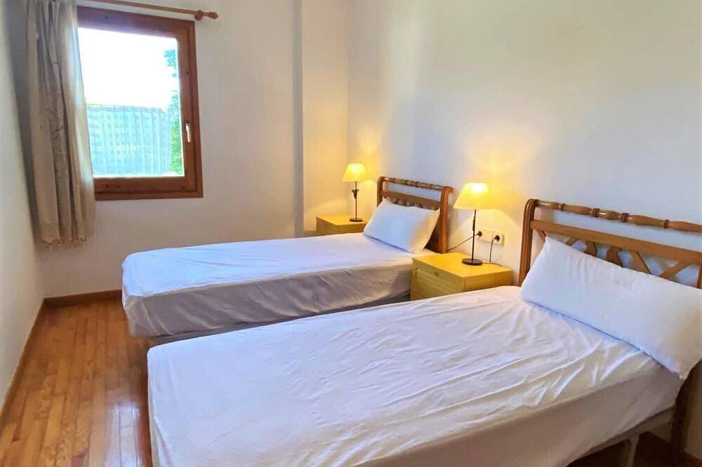 Entire apartment, Apartment 3 rooms Fireplace, Views, Lake, Dryer & Wi-Fi in Puigcerdà, Cerdanya