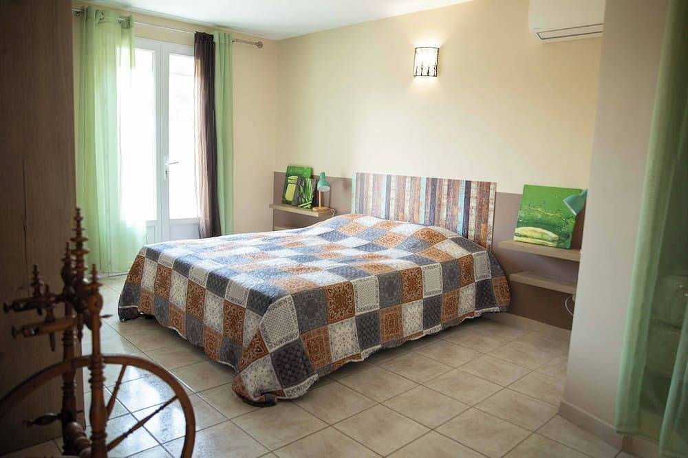 Spacious air-conditioned villa with pool on enclosed garden for 8 to 10 people. in Sérignan-du-Comtat, Vaucluse