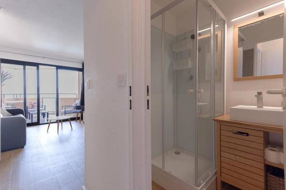 Ganze Wohnung, L'Azur avec terrasse vue mer et piscine accessible in Cannes La Bocca, Cannes