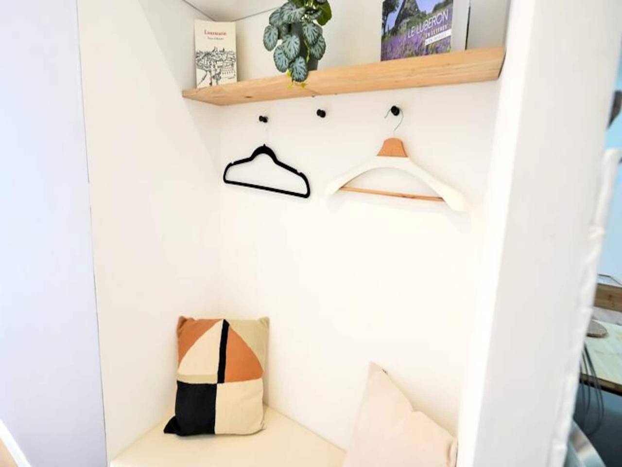 Entire apartment, Apartment Lhirondelle Diane's Nests in Pertuis, Parc naturel régional du Luberon