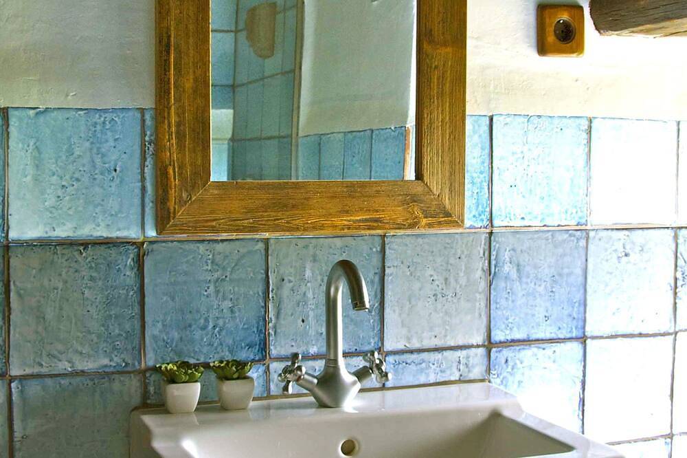 Erstaunlicher Verteidigungsturm aus dem 15. Jahrhundert in der Nähe des Nationalparks Ordesa in Oto, Broto