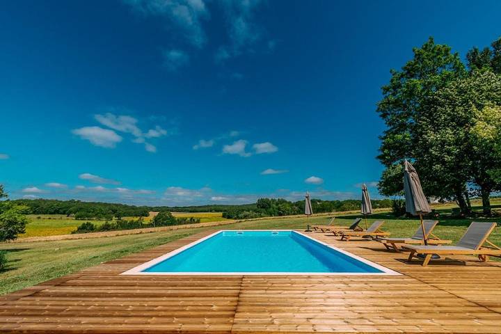 Location de vacances pour 12 personnes, avec piscine ainsi que terrasse et jardin dans La Tour-Blanche-Cercles