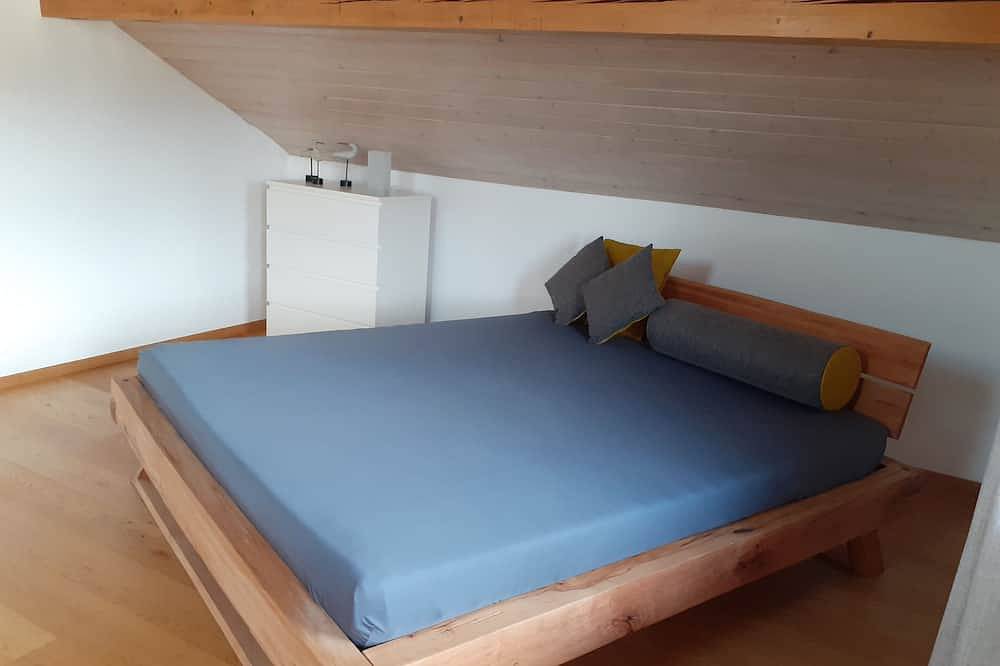 Ganze Wohnung, Ferienwohnung im Dachgeschoß mit 2 separaten Schlafzimmern und Balkon in Prien am Chiemsee, Chiemsee