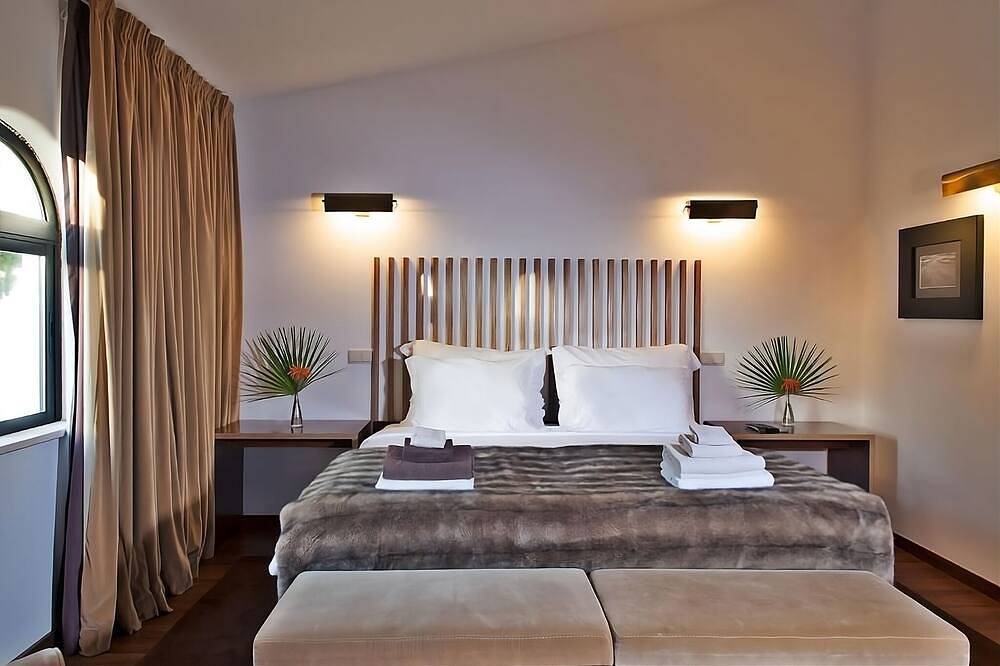 Beach Getaway! Outdoor Swimming Pool, Free Parking, Minutes' to Arrifes Beach! in Albufeira, Distretto di Faro