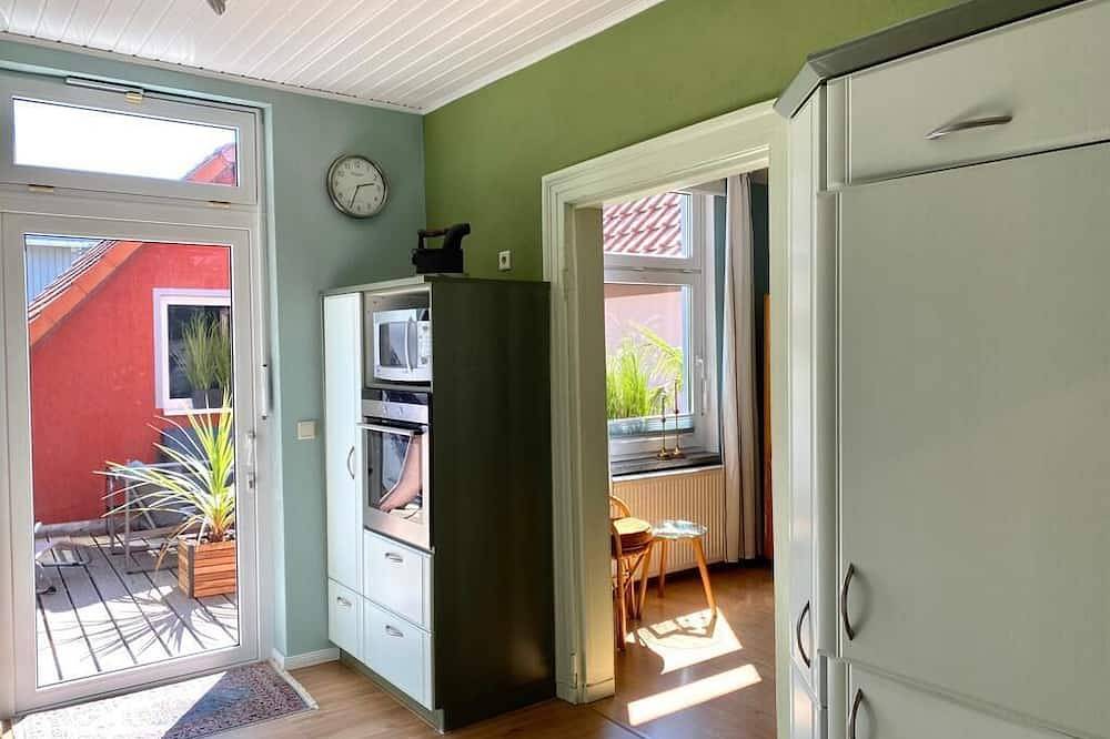 Ganze Wohnung, Direkt Stadtmitte, 95qm liebevolle Fewo/1Og mit großer Südterrasse, 900m zum See in Tollensesee, Neubrandenburg