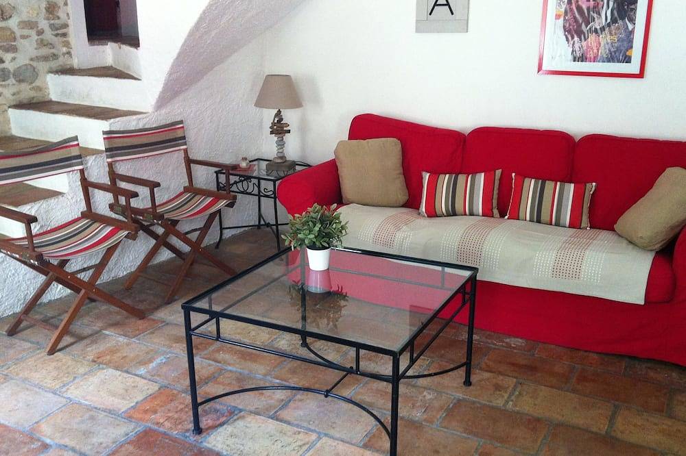 Charming house in Provencal village 10mn Nimes in Poulx, Region de Nimes