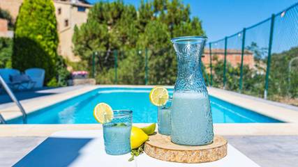 Casa de vacaciones para 15 personas, con jacuzzi además de jardín y piscina, Se admiten mascotas en Segarra