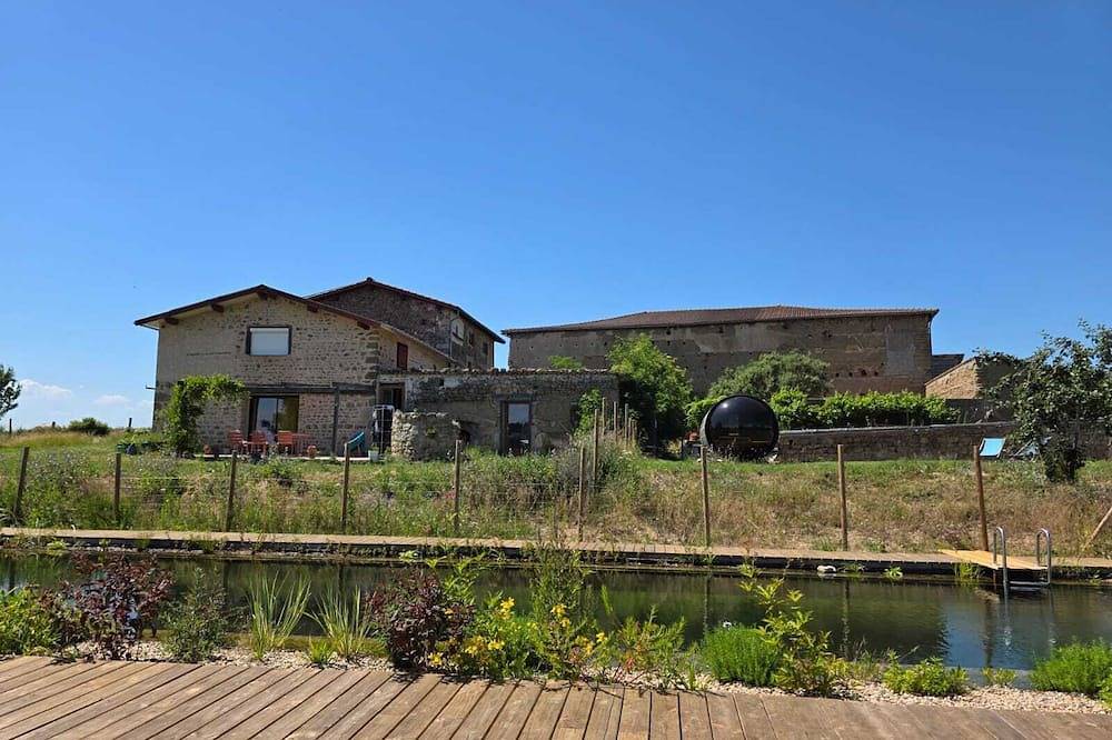 Gite nature, piscine naturelle, sauna, bain nordique, ferme in Augerolles, Parc Naturel Régional Livradois-Forez