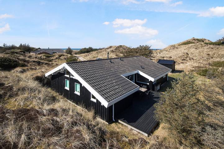 Ferieudlejning for 6 personer, med Terrasse og Have samt Sauna i Rødhus