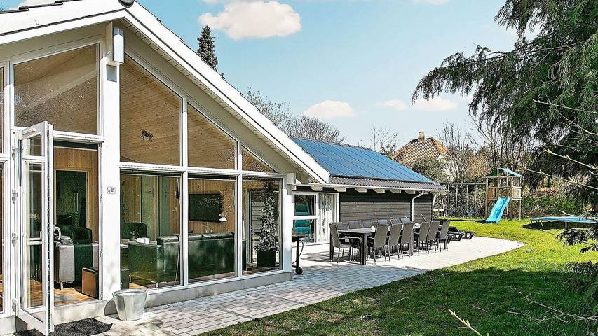 Ferienhaus für 15 Personen, mit Whirlpool und Garten sowie Sauna und Pool an der Kattegat Küste