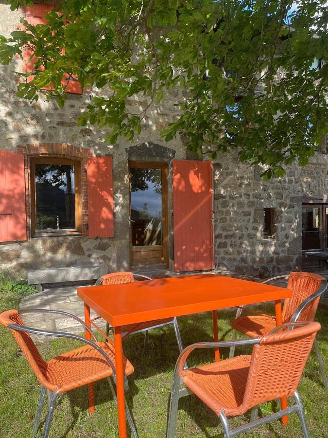 Location de vacances pour 8 personnes, avec terrasse à Satillieu