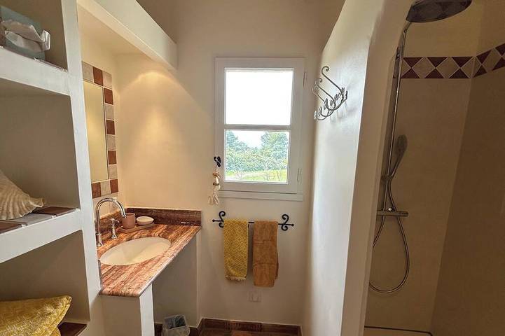 \"Terre des Ocres\" Room, garden view, private bathroom, pool in Saint-Didier, Parc naturel régional du Mont-Ventoux