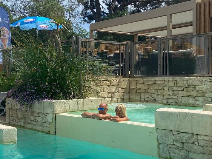 Camping für 3 Personen, mit Whirlpool und Terrasse sowie Kinderpool an der Côte d'Azur