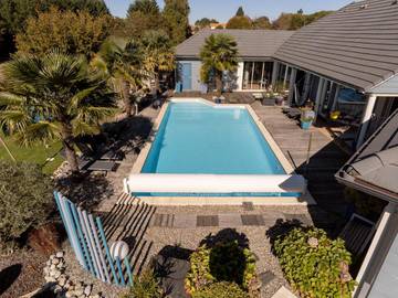 Chambre d’hôte pour 2 personnes, avec piscine et vue ainsi que jardin et bassin pour enfant en Corrèze