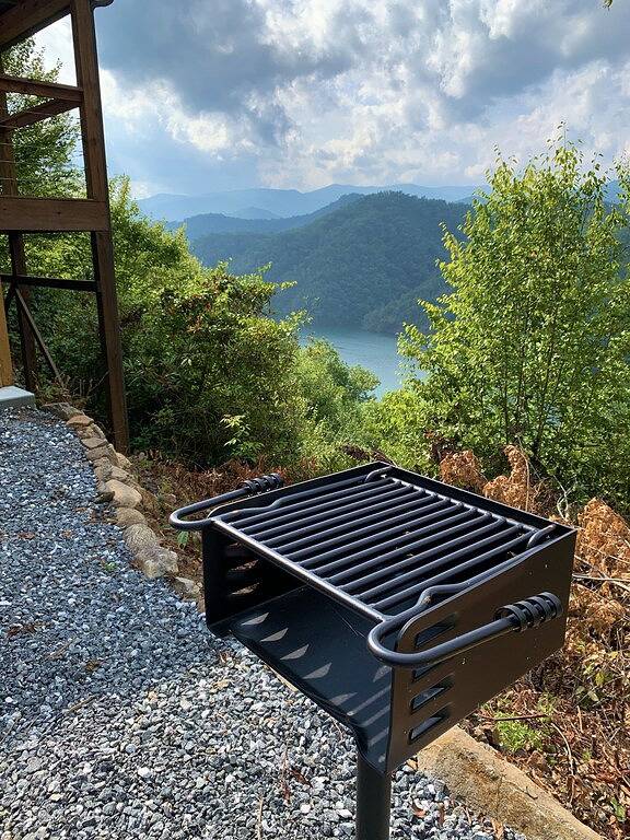 Hot Tub/Covered Deck With Mountains & Lake Views - Quiet - Fragrance Free in Fontana Lake
