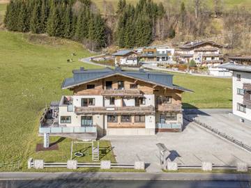Hütte für 11 Personen, mit Sauna und Balkon in Saalbach