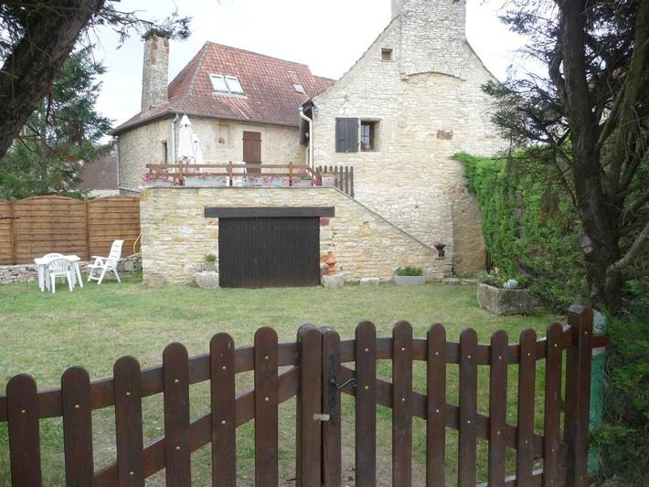 Location de vacances pour 6 personnes, avec vue ainsi que jardin et piscine, adapté aux familles à Lavercantière